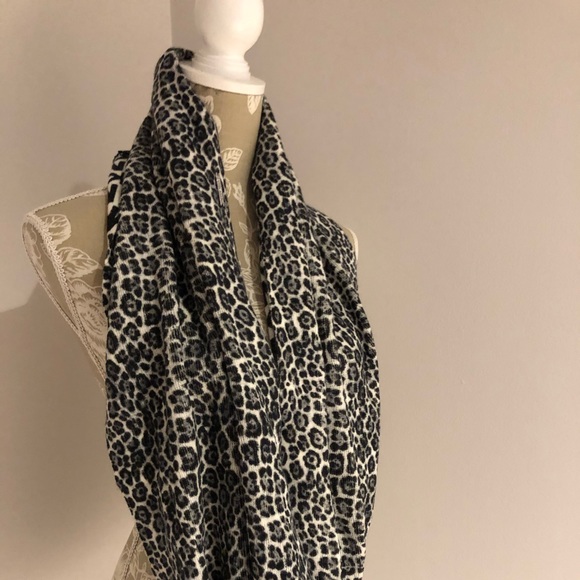 Black & white cheetah print MK scarf - Picture 1 of 4